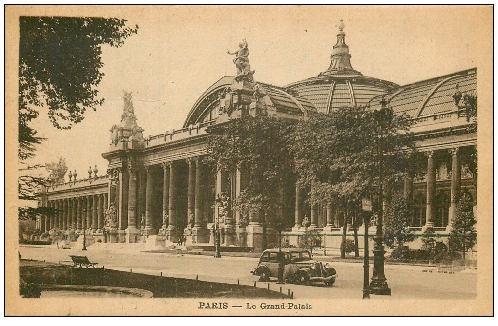 PARIS 08. Grand Palais voiture 1944
