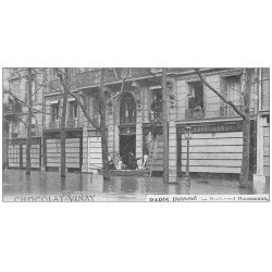 carte postale ancienne PARIS 09. Inondations et Sauveteurs Boulevard Haussmann en 1910. Carte miniature Chocolat Vinay