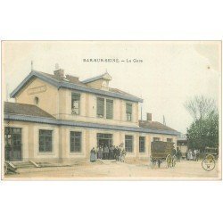 carte postale ancienne 10 BAR-SUR-SEINE. La Gare avec Diligence et Carriole de livraisons