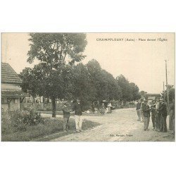 carte postale ancienne 10 CHAMPFLEURY. Place devant l'Eglise avec le coup de rouge