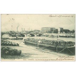 carte postale ancienne PARIS 12. Pont de Bercy Péniche transport de Tonneaux 1904