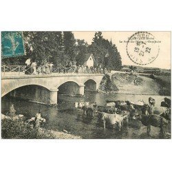 10 CLAIRVAUX. Pont sur l'Aube 1922. Ouvriers, Carrosse et Vaches