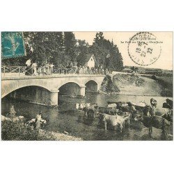 carte postale ancienne 10 CLAIRVAUX. Pont sur l'Aube 1922. Ouvriers, Carosse et Vaches