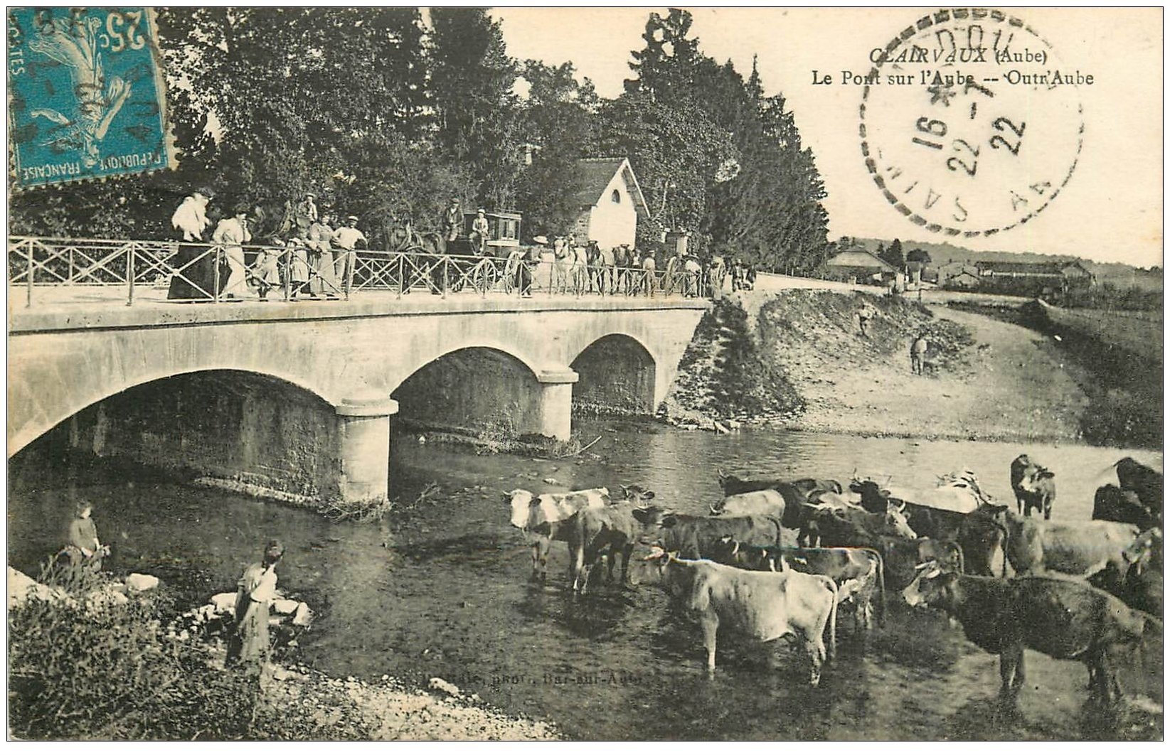 10 CLAIRVAUX. Pont sur l'Aube 1922. Ouvriers, Carrosse et Vaches