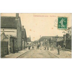 carte postale ancienne 10 FONTAINE-MACON. Rue Navare belle animation 1911