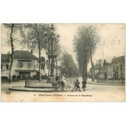 carte postale ancienne 02 CHATEAU-THIERRY. Avenue de la République Café Hôtel 1914. Livreur à vélo