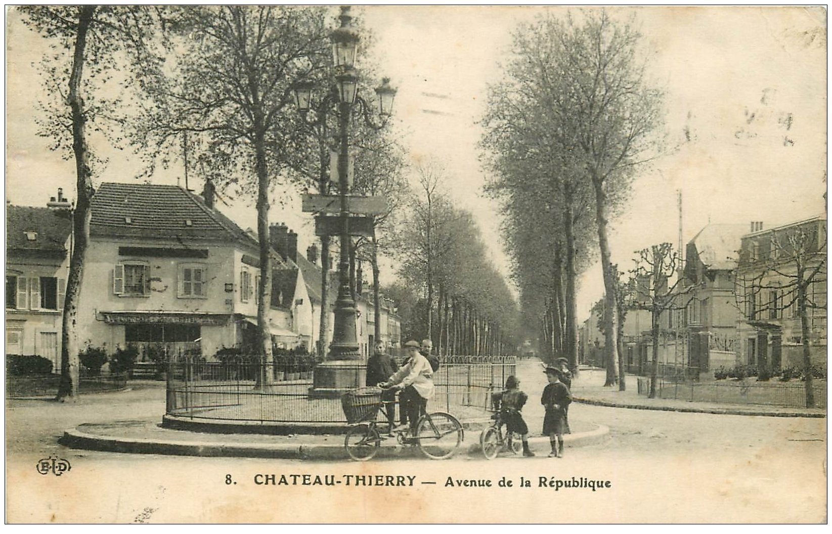 carte postale ancienne 02 CHATEAU-THIERRY. Avenue de la République Café Hôtel 1914. Livreur à vélo