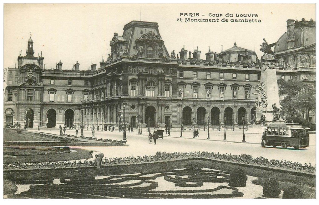 carte postale ancienne PARIS I°. La Place des Victoires colorisée vers 1900
