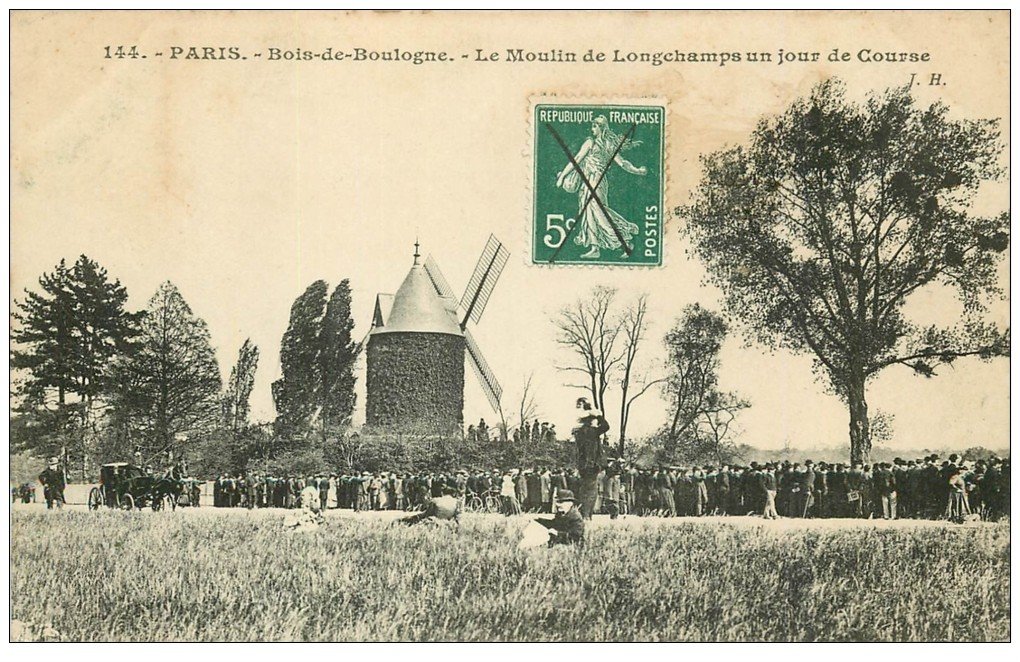 PARIS 16. Bois de Boulogne. Moulin Longchamps jour de Course