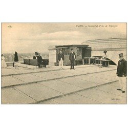 carte postale ancienne PARIS 17. Arc de Triomphe. Au Sommet