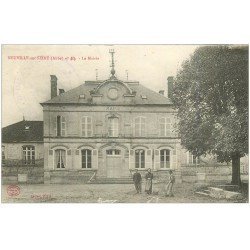 10 NEUVILLE-SUR-SEINE. La Mairie avec Jardinier 1919