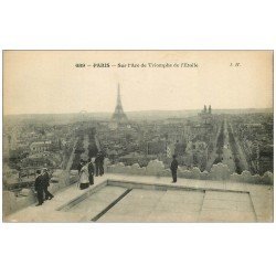 carte postale ancienne PARIS 17. Sur l'Arc de Triomphe de l'Etoile