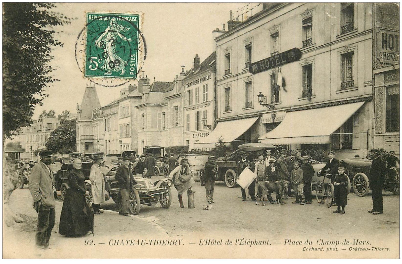 02 CHATEAU-THIERRY. Voitures Tacots Hôtel Eléphant Place Champ-de-Mars 1909