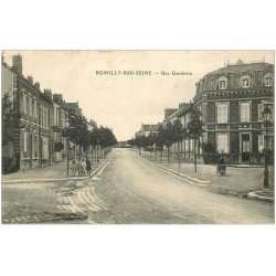 carte postale ancienne 10 ROMILLY-SUR-SEINE. Rue Gambetta