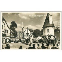 carte postale ancienne PARIS EXPOSITION INTERNATIONALE 1937. Danses Place du Village