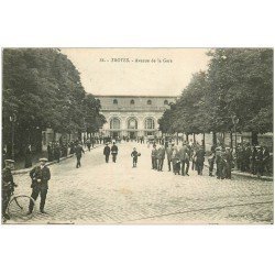 10 TROYES. Avenue de la Gare 1918 avec Fanfare de clairons