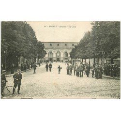 carte postale ancienne 10 TROYES. Avenue de la Gare 1918 avec Fanfare de clairons