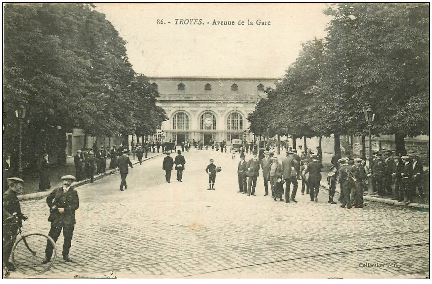 10 TROYES. Avenue de la Gare 1918 avec Fanfare de clairons