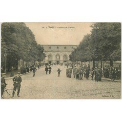 carte postale ancienne 10 TROYES. Avenue de la Gare. Fine plissure...