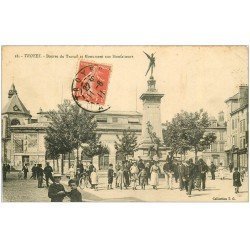 carte postale ancienne 10 TROYES. Bourse du Travail 1911 et Monument aux Bienfaiteurs