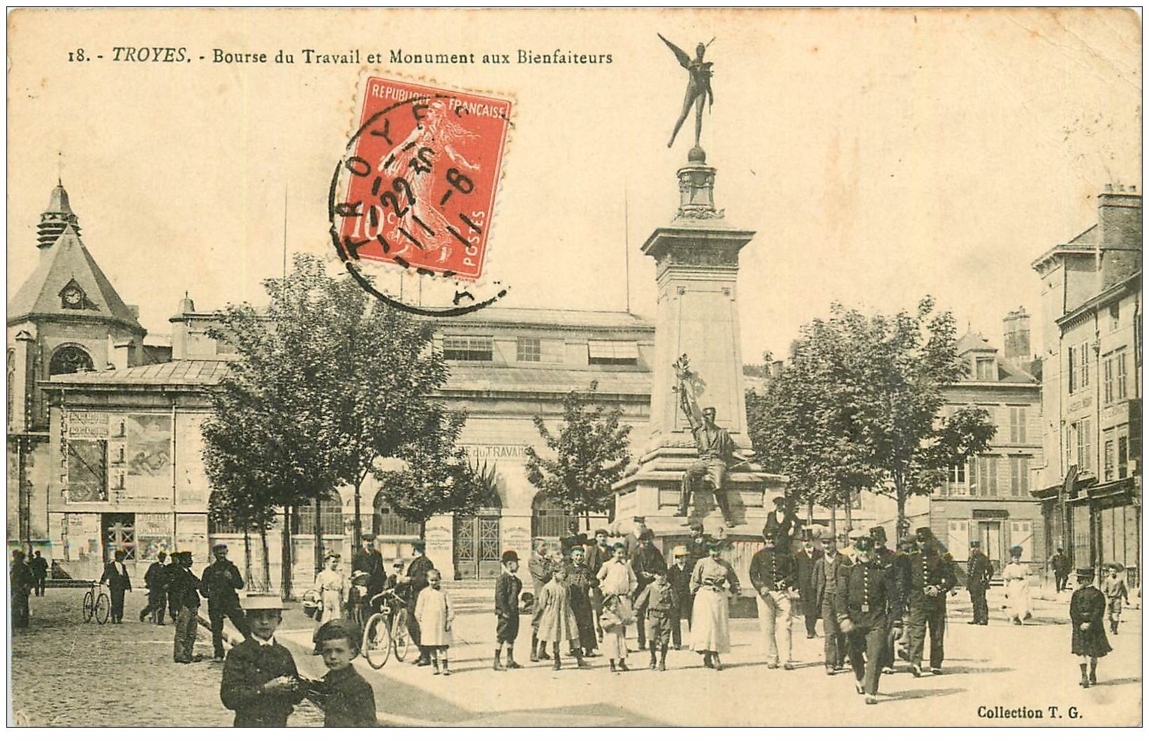 10 TROYES. Bourse du Travail 1911 et Monument aux Bienfaiteurs