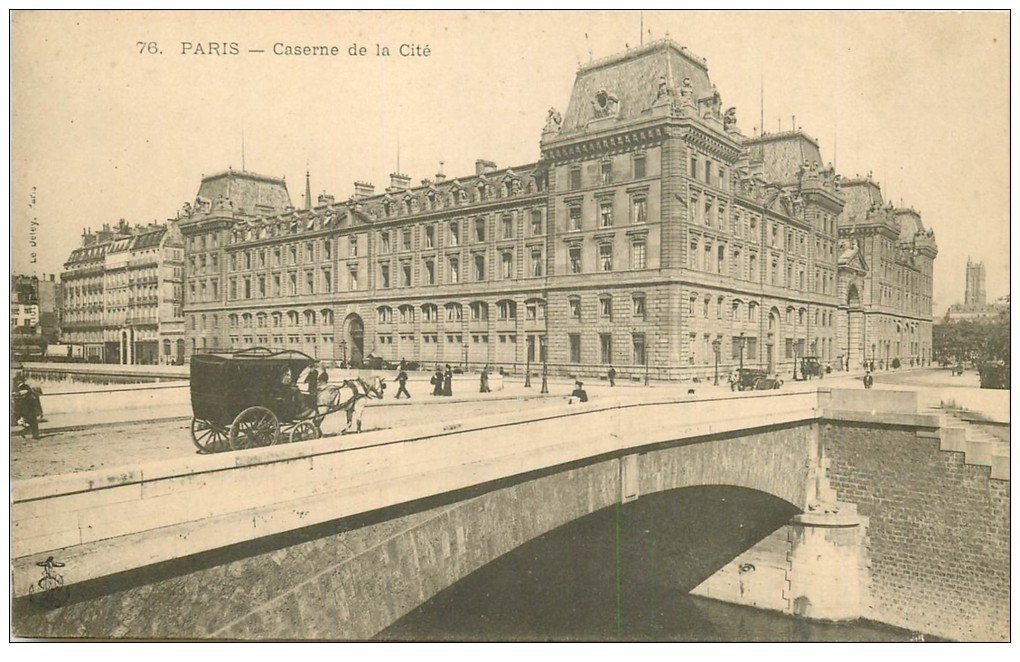 PARIS 01. Caserne de la Cité vers 1900