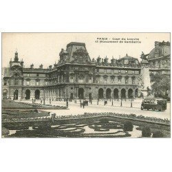 PARIS 01 Le Louvre Cour Monument Gambetta et Autobus