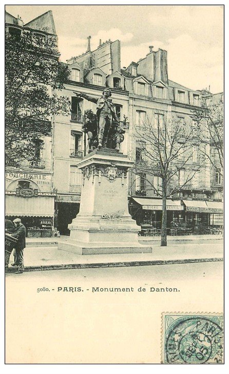 carte postale ancienne PARIS I°. Monument de Danton 1905 vendeur de journaux ambulant