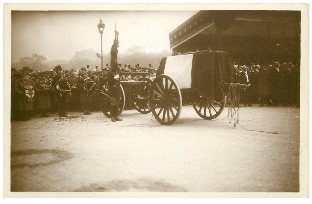 carte postale ancienne PARIS. Funérailles Maréchal Foch 1929. Poincaré aux Invalides