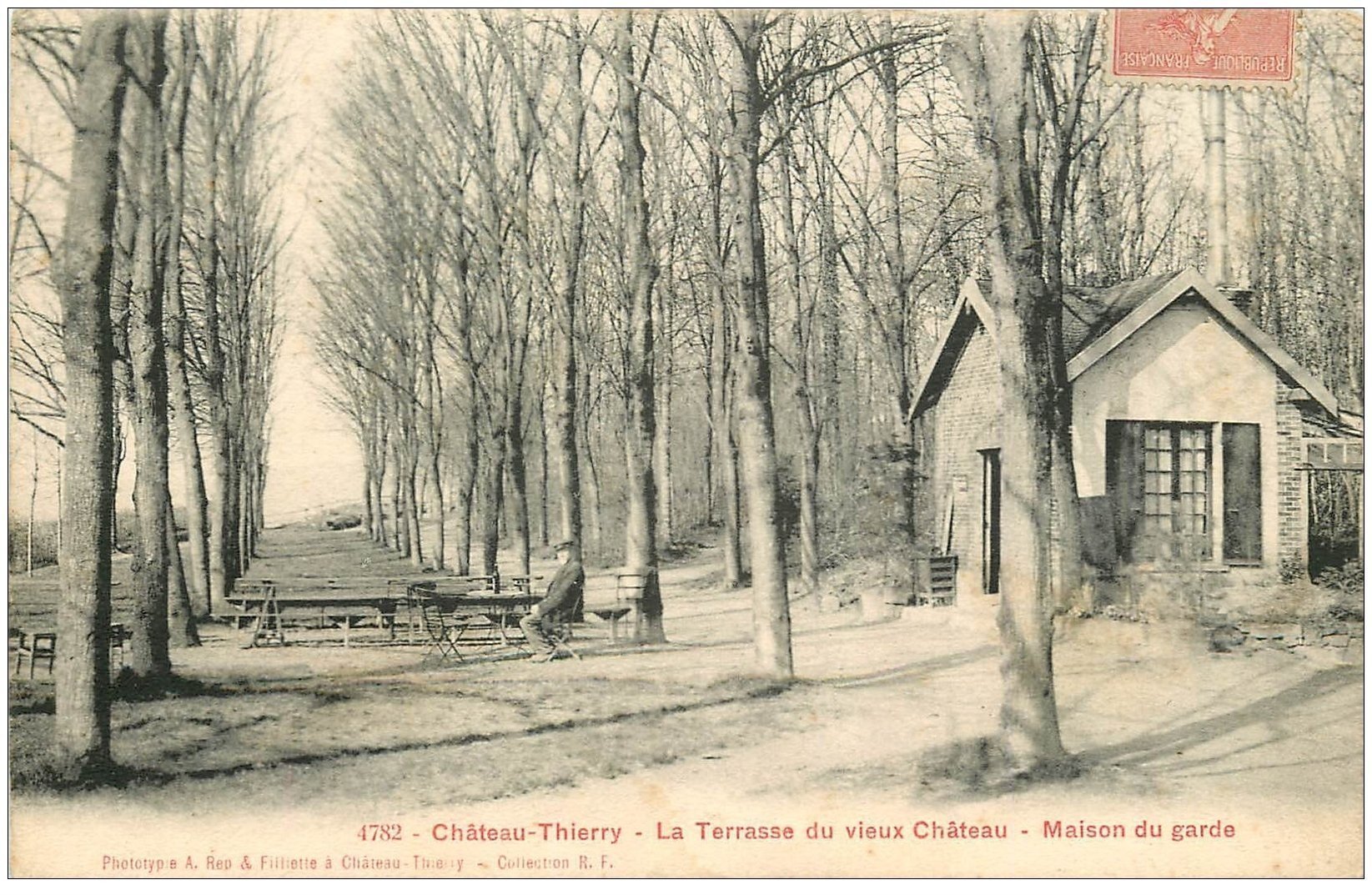 carte postale ancienne 02 CHATEAU-THIERRY. Maison du Garde terrasse du Château 1905