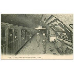 PARIS 15. Le Métropolitain. Station Pasteur avec Employés du métro