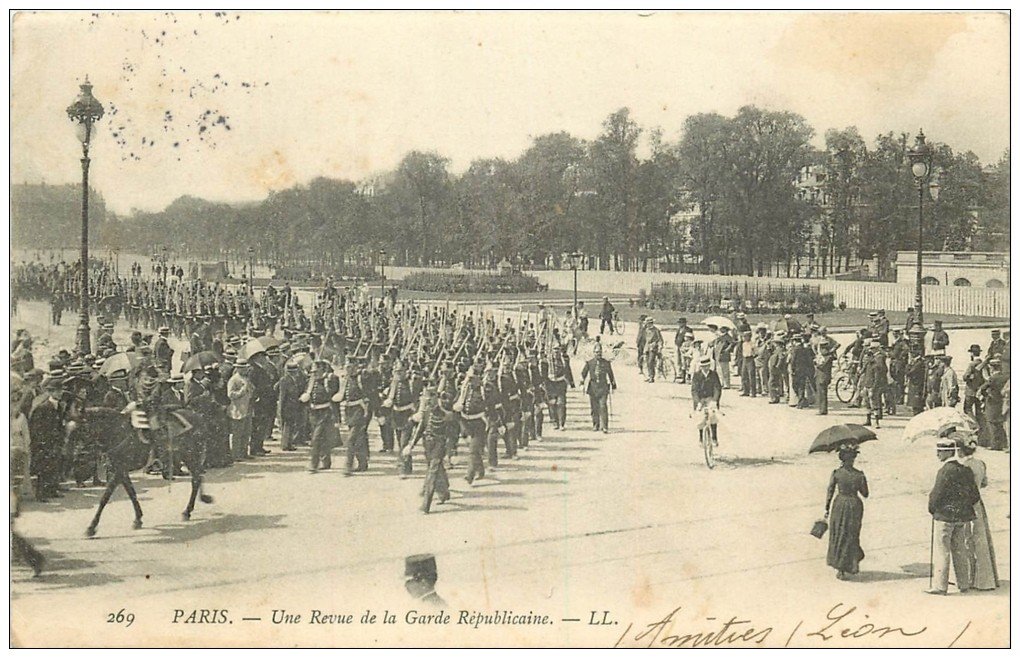 PARIS. Une Revue de la Garde Républicaine 1904