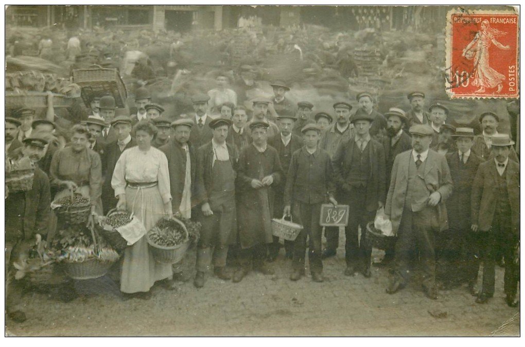 PARIS 01. Les Halles devenues Place Beaubourg. Les Maraîchers vers 1910