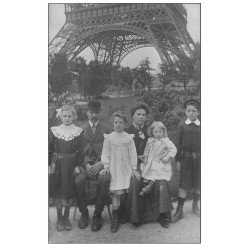 Superbe Carte Photo PARIS 07. Au pied de la Tour Eiffel vers 1910