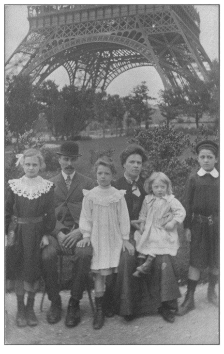 Superbe Carte Photo PARIS 07. Au pied de la Tour Eiffel vers 1910