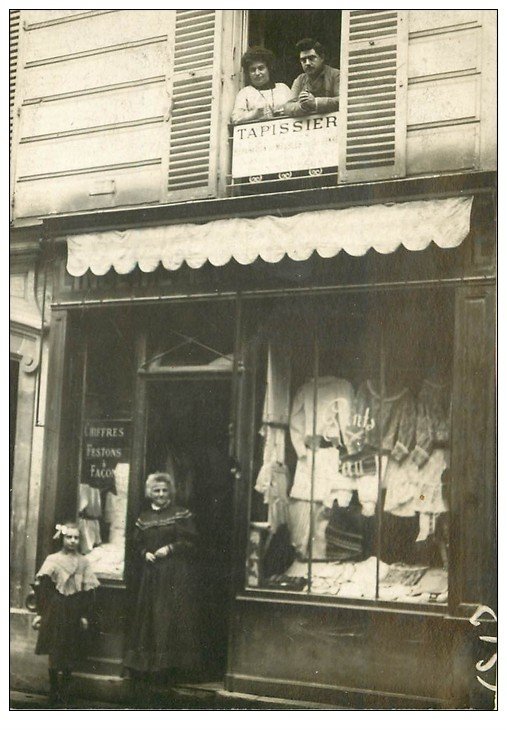 Superbe Carte Photo PARIS 07. Lingerie Avenue de la Bourdonnais 1908. Festons à Façon et Tapissier à l'étage