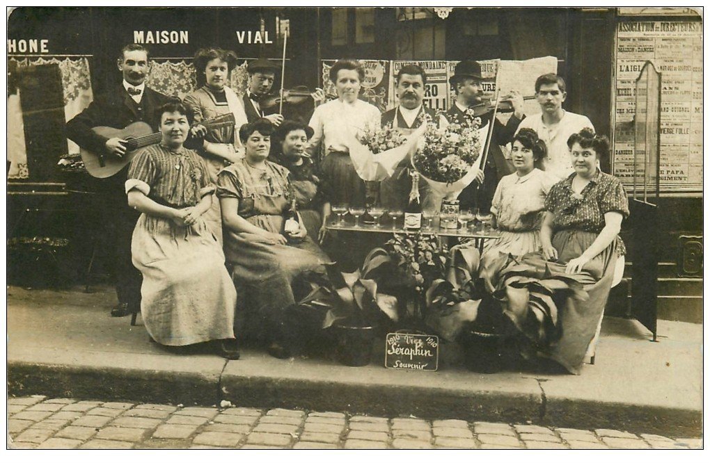 Superbe Carte Photo PARIS 09. Café Vial 36 Rue Milton. Fleurs et Champagne pour la Saint-Séraphin 1910 musiciens