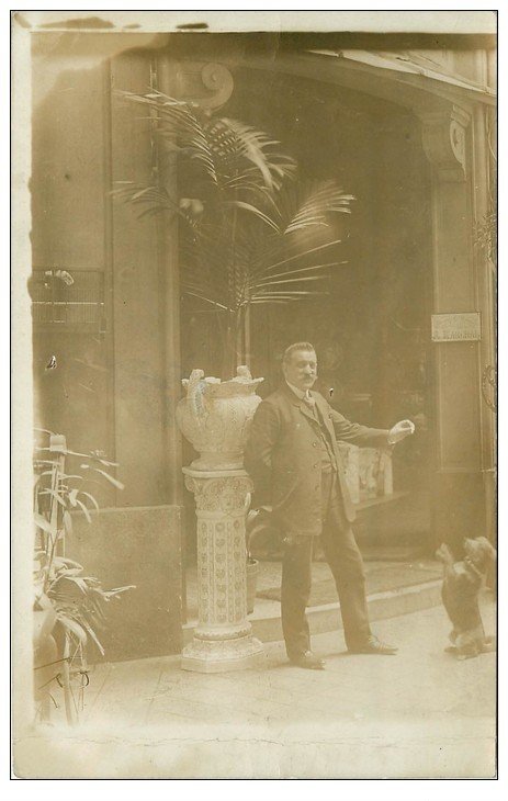 Superbe Carte Photo PARIS 10. Adolphe Marchal et son Chien. Céramiques Verreries 7 Rue de la Fidélité
