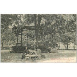 carte postale ancienne 10 TROYES. Kiosque au Jardin du rocher 1905. Personnage assis