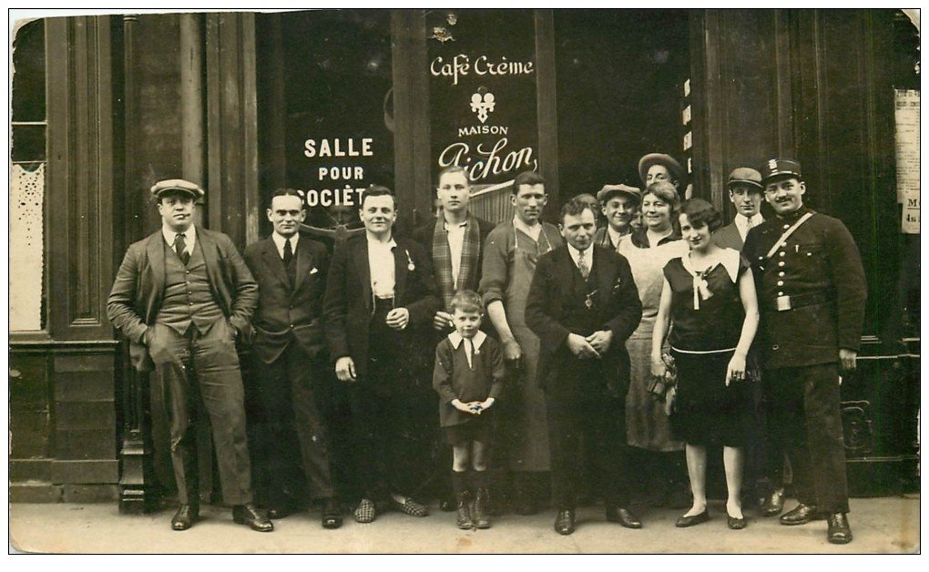 PARIS 17. Café Pichon et Salle pour Sociétés 52 Rue des Dames avec Agent de Police