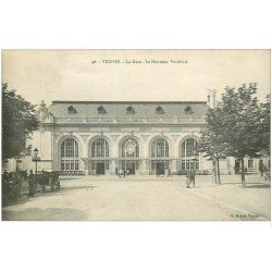 carte postale ancienne 10 TROYES. La Gare et Nouveau Vestibule 1916
