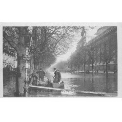 carte postale ancienne INONDATION DE PARIS 1910. Avenue d'Antin. Marins et Sauveteurs