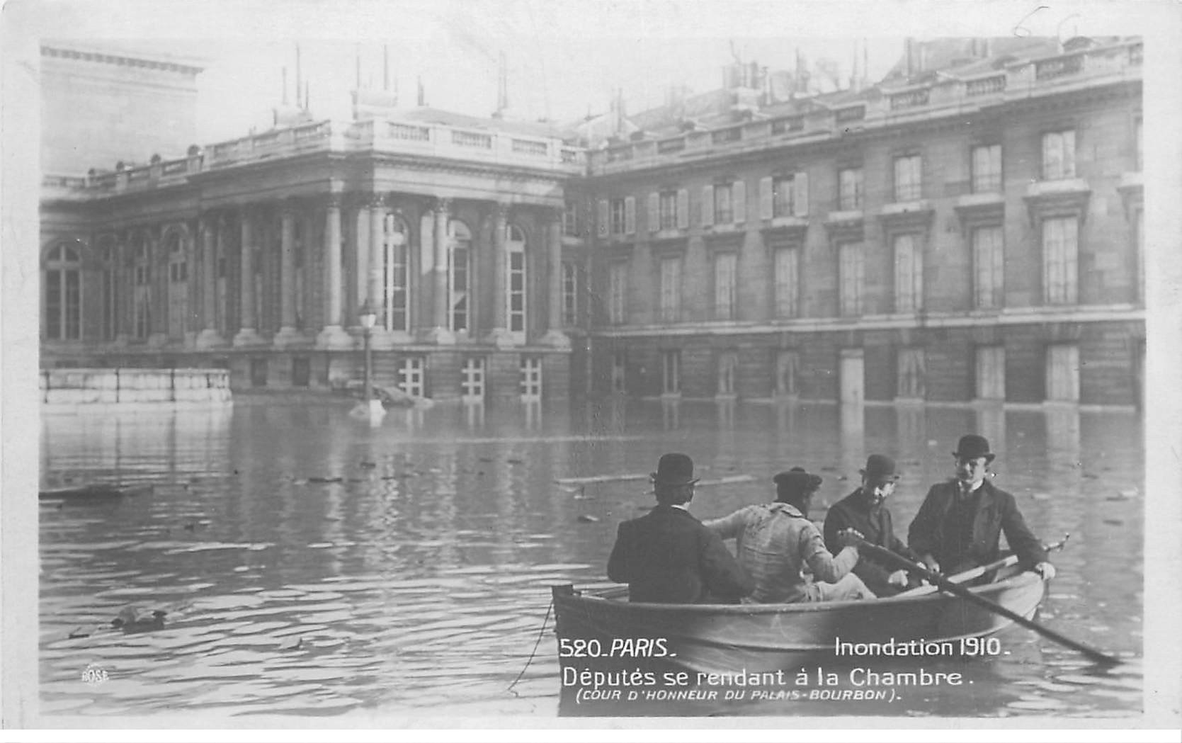 carte postale ancienne INONDATION DE PARIS 1910. Députés se rendant à la Chambre en barque