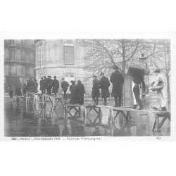 INONDATION DE PARIS 1910. Avenue de Montaigne sur passerelles