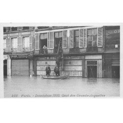 carte postale ancienne INONDATION DE PARIS 1910. Quai des Grands Augustins Sauveteurs