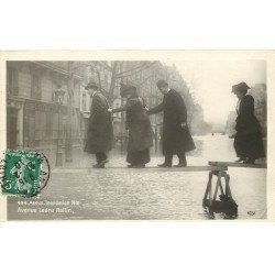 carte postale ancienne INONDATION DE PARIS 1910. Avenue Ledru Rollin sur passerelle