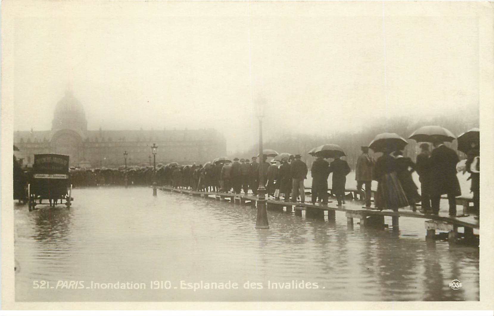 carte postale ancienne INONDATION DE PARIS 1910. Esplanade des Invalides
