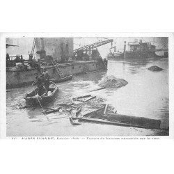 carte postale ancienne INONDATION DE PARIS 1910. Epaves de bateaux emportés par la Crue