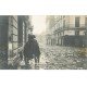 INONDATION DE PARIS 1910. Rue de Bourgogne Sauveteurs transportant une Femme âgée