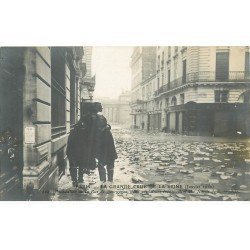 INONDATION DE PARIS 1910. Rue de Bourgogne Sauveteurs transportant une Femme âgée